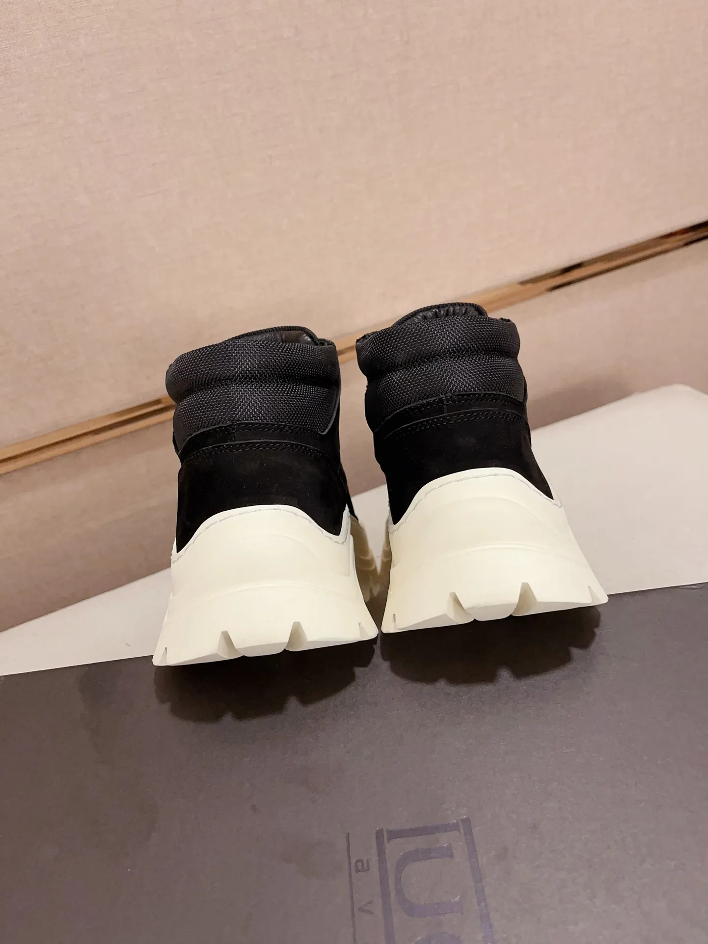 Factory Price: 390 Men's Men's Shoes 💰North American Men's Shoes Ugg ☃️In the special sale of new high-quality men's shoes and snow boots in autumn and winter, the nemesis of extreme cold weather! Made of cowhide leather, merino wool lining, and original outsole, whether driving, outdoor or daily wear, there is always one that suits you! Code number 39-44